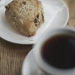 Bilde av svart kaffe og scones